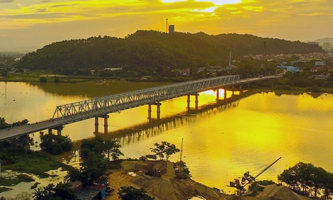 Những Cây Cầu Nối Nhịp Đôi Bờ Sông Lam: Từ Bến Thủy Lịch Sử Đến Cửa Hội Hiện Đại