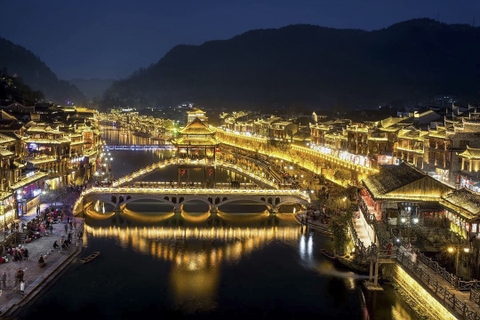 7 Địa điểm check-in "sống ảo" đẹp nhất tại Phượng Hoàng Cổ Trấn Trung Quốc