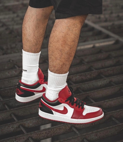 Jordan 1 Low Bulls