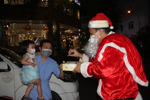 2021-12-23 Tặng quà Giáng Sinh cho Đồng sinh (năm 2021)