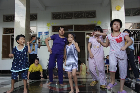 2022-06-18 Tặng quà từ thiện tại Cơ sở Chăm sóc Trẻ em Khuyết tật Thiên Thần (Tân Thành, Bà Rịa - Vũng Tàu)