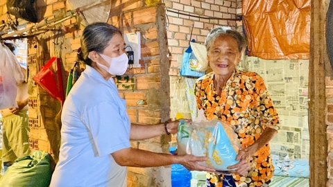 2022-08-26 Tặng quà từ thiện tại phường 10, quận 6, TP.HCM