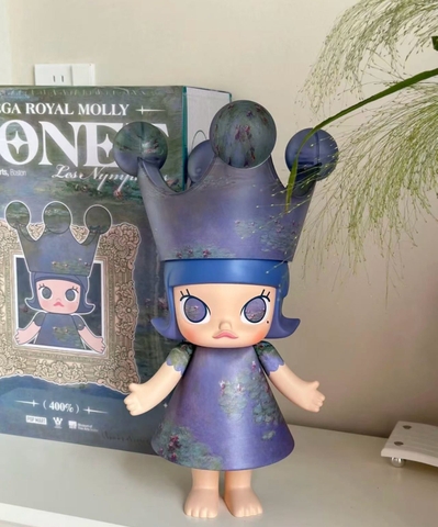 1335 - Molly Monet 400% - POPMART MEGA ROYAL MOLLY 400% Monet-Les Nymphéas [CHÍNH HÃNG]