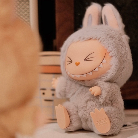 1155 - Gấu Bông Art Toy Labubu HEHE Have A Seat - POP MART The Monsters Have A Seat Vinyl Plush Labubu Macaron V2- Code 6941848280091 [HÀNG CHÍNH HÃNG]