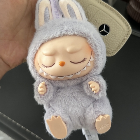 1153 - Gấu Bông Art Toy Labubu ZIZI Have A Seat - POP MART The Monsters Have A Seat Vinyl Plush Labubu Macaron V2- Code 6941848280091 [HÀNG CHÍNH HÃNG]