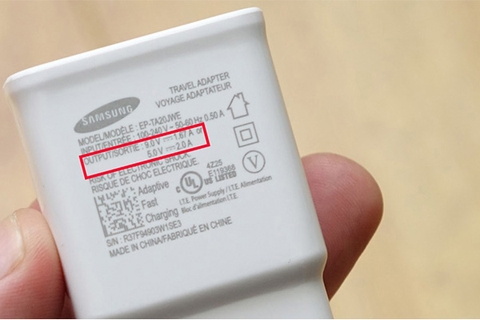 Dùng củ sạc, dây sạc khác hãng có sao không? Có ảnh hưởng pin không?