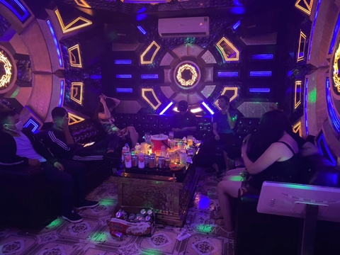 Tay Vịn Là Gì? Giải Nghĩa Từ “Karaoke Tay Vịn” Khiến Nhiều Người Thắc Mắc