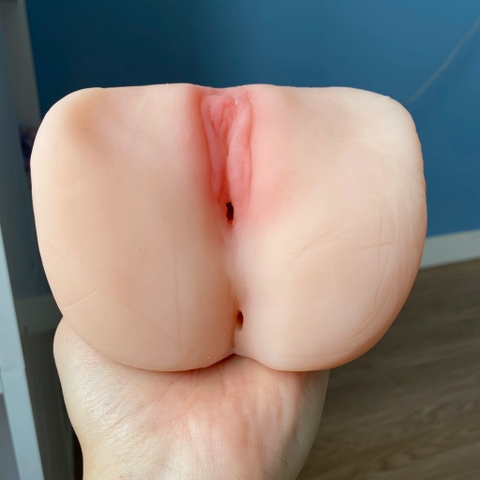 Âm đạo giả banh háng có lỗ hậu môn se khít