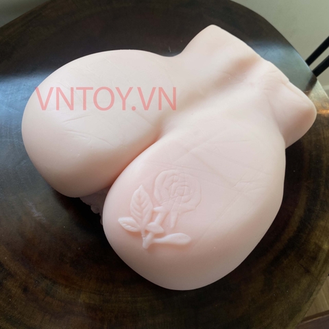 Mông giả hoa hồng to căng mọng phát âm thanh rên rỉ