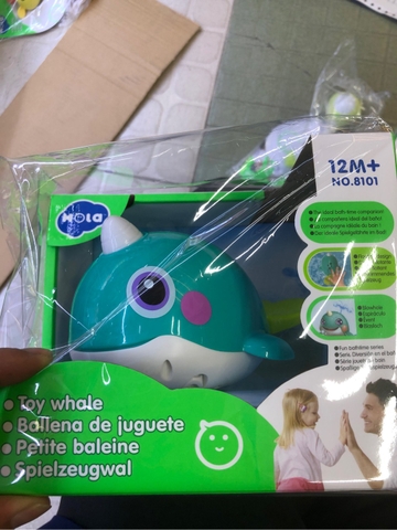 đồ chơi cá voi bơi dưới nước