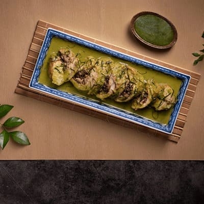 Ức gà đút lò phủ lá chanh