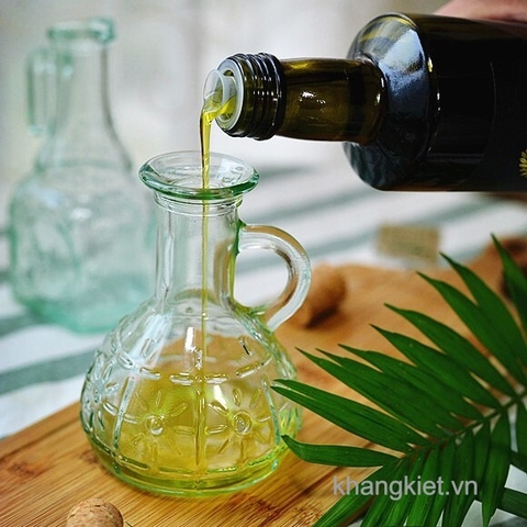 Rót dầu oliu vào bình rót gia vị thủy tinh C.H Olivia 220ml nút bần họa tiết dập nổi phong cách vintage