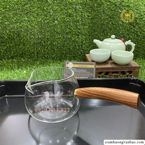 Tống trà bằng thủy tinh, tay cầm bằng gỗ - Tống trà đạo