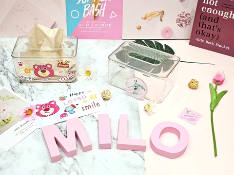 Hộp đựng khăn giấy trong suốt kèm sticker dán gấu dâu Lotso
