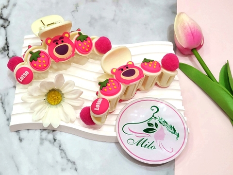 Kẹp tóc gấu dâu + chữ Lotso (charm lông)