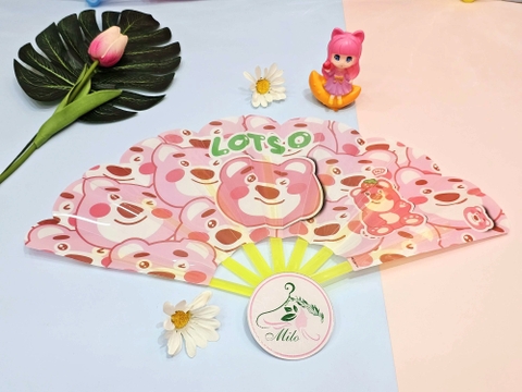 Quạt nhựa cầm tay xếp lại gấu dâu Lotso