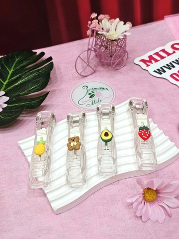 Bấm giấy trong suốt đính charm hoạt hình cute kèm hộp kẹp bấm (hộp 50 cái kẹp bấm màu bạc)