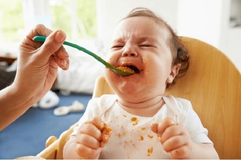 Trẻ 8 tháng biếng ăn, mẹ cần làm gì?