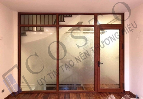 Cửa đi mở quay 1 cánh màu vân gỗ