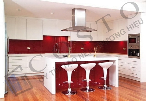 Kính ốp bếp màu đỏ ruby