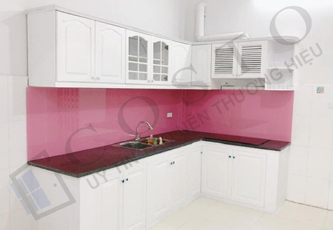 Kính ốp bếp màu hồng