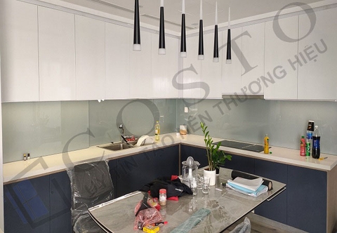 Kính Ốp Bếp Màu Nhũ Bạc