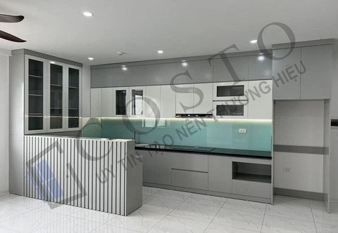 Kính ốp bếp màu trắng xanh