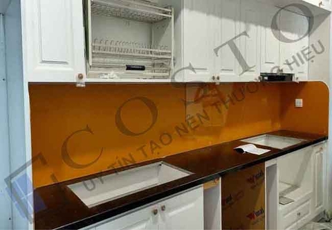 Kính ốp bếp màu vàng nghệ
