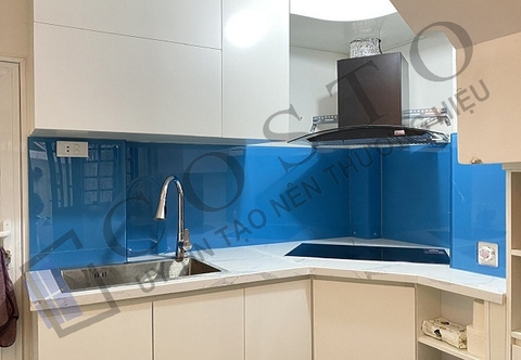 Kính ốp bếp màu xanh dương