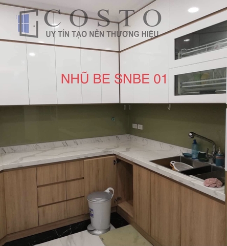 Kính màu ốp bếp