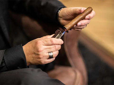 HÚT XÌ GÀ NÊN SÀI BẬT LỬA NÀO - NHỮNG DÒNG BẬT LỬA KHÒ CHO CIGAR