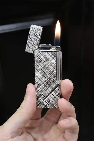 Bật Lửa Quẹt Ngang - Vân Xước Chéo- phiên bản Bạc