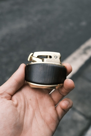 Honest Satin Gỗ Nâu Đen  - Phiên Bản Auto đánh lửa