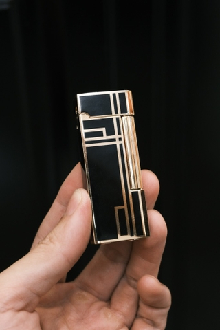 Derui Dunhill Đen Sơn Mài - Kẻ Ô Viền Vàng