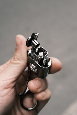 Bật Lửa Mini Chrome Đen Bóng - kèm Móc Treo