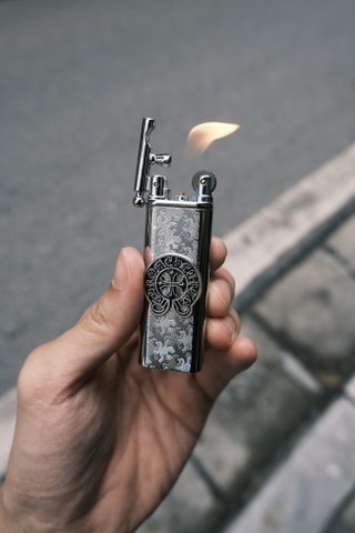 Bật Lửa Móng Ngựa Chrome - bản Hoa Văn Bạc
