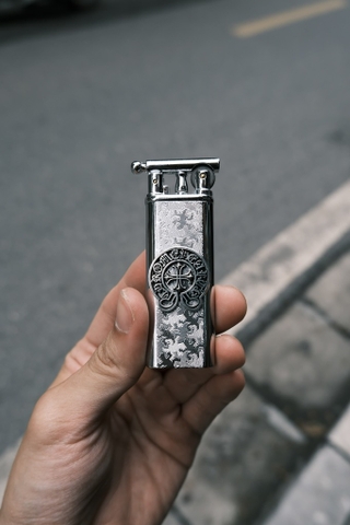 Bật Lửa Móng Ngựa Chrome - bản Hoa Văn Bạc