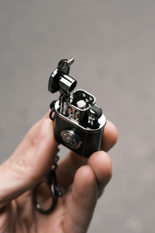 Bật Lửa Mini Chrome Đen Đậm- kèm Móc Treo