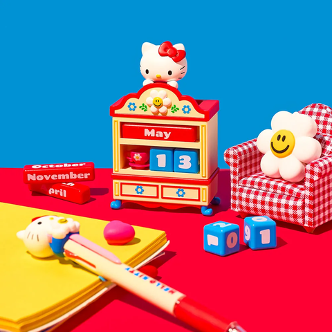 Lịch vạn niên kèm mô hình Hello Kitty & Wiggle Wiggle