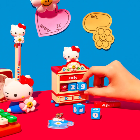 Lịch vạn niên kèm mô hình Hello Kitty & Wiggle Wiggle