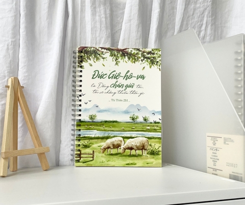Sổ cơ đốc A5 gáy xoắn, 120 trang dòng kẻ, bìa trắng câu gốc Kinh Thánh Thi thiên 23:1 