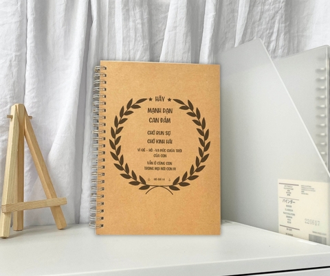 Sổ cơ đốc A5 gáy xoắn, 120 trang dòng kẻ, bìa Kraft câu gốc Giô-Suê 1:9 