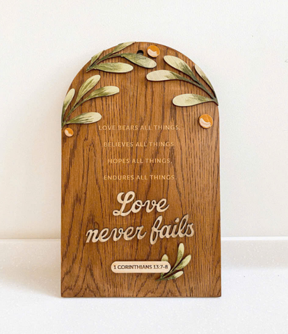 [Faithwork] Tranh gỗ Câu gốc Love never fails - Moses Vòm