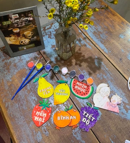 Bộ Gỗ Tô Màu 9 Bông Trái Thánh Linh (bộ 10 hình + bộ 8 màu + 2 cọ vẽ + dây đeo)