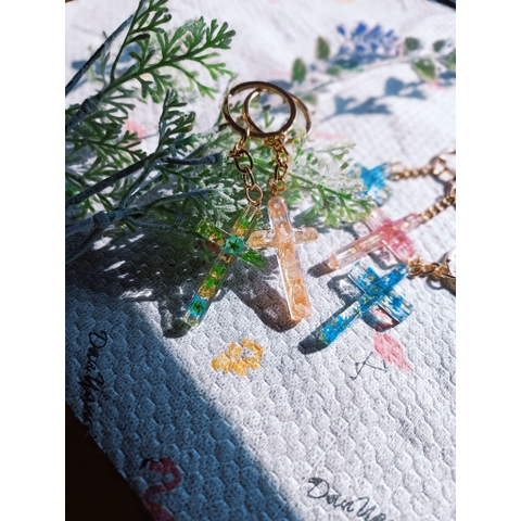 Móc khoá thập tự giá đúc Pha Lê có hoa lá bên trong (Handmade)