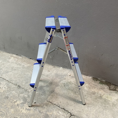 Thang ghế gấp chữ A NiNDA ND-R03 loại 3 bậc, chất liệu nhôm cao cấp