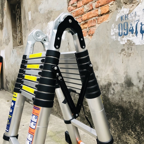 Thang nhôm rút gọn đai đen có bánh xe NiNDA ND-56AIS chữ A 2m8, duỗi 5m6
