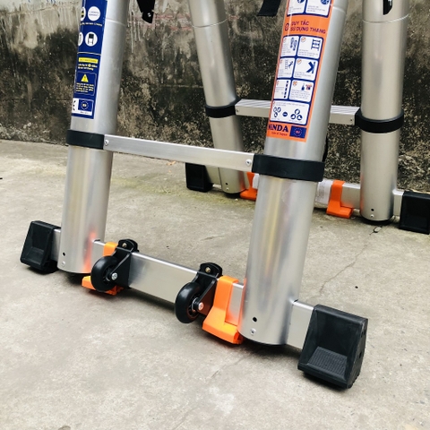 Thang nhôm rút gọn đai đen có bánh xe NiNDA ND-56AIS chữ A 2m8, duỗi 5m6