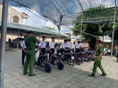 Công An Kiểm Tra Xe Điện Học Sinh: Phụ Huynh Cần Quan Tâm Điều Gì?