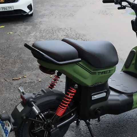 Detech Espero Type 3 Pro nhìn 3/4 sau, thấy yên đôi và phuộc sau